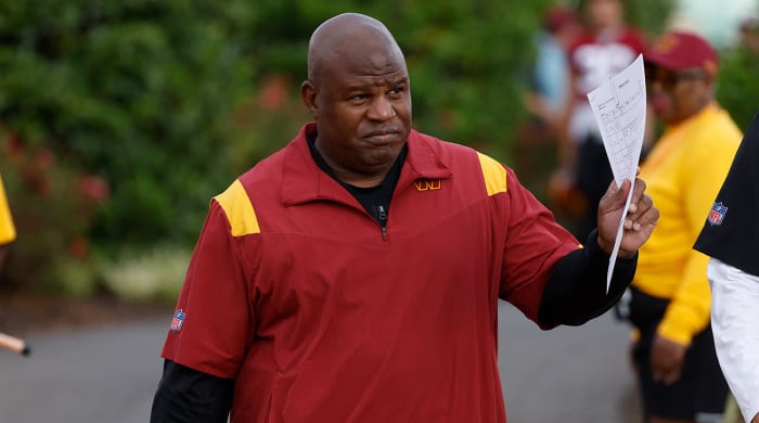 Commanders OC Eric Bieniemy at training camp